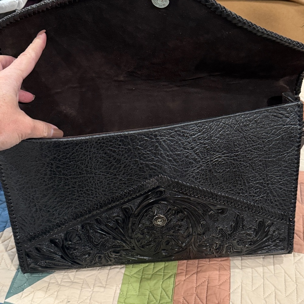 Elegant Black Embossed Leather bag - Picture 10 of 15